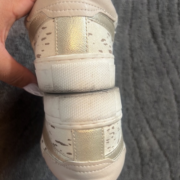 Universal Threading Goods Co. - Picture 4 of 5